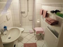 Bad oben (Föhn und Handtücher (ohne Duschtücher) vorhanden)