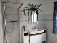 Bad im Erdgeschoss (Föhn und Handtücher vorhanden, keine Duschtücher)
