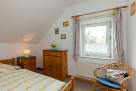 Kinderzimmer mit 1x2m Bett. Zugang vom Wohnzimmer oder vom Elternschlafzimmer