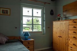 Kinderzimmer mit kl. Kleiderschrank und Sessel