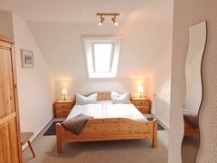 Doppelbett, großer Kleiderschrank