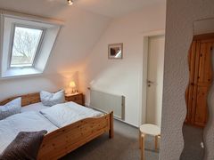 Schlafzimmer mit Sternenhimmelblick, Tür zum Kinderzimmer